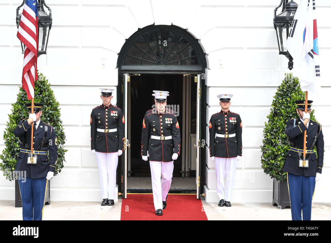 Stati Uniti Marines a piedi sul portico sud durante una delle Forze Armate pieno onore Cordon tenuto in onore del Presidente della Repubblica di Corea, Sua Eccellenza Luna Jae-In, alla Casa Bianca a Washington D.C., Aprile 11, 2019. Presidente Trump si è incontrato con la luna e ha tenuto un incontro con lui durante la sua visita. (U.S. Esercito foto di Spc. Dana Clarke) Foto Stock