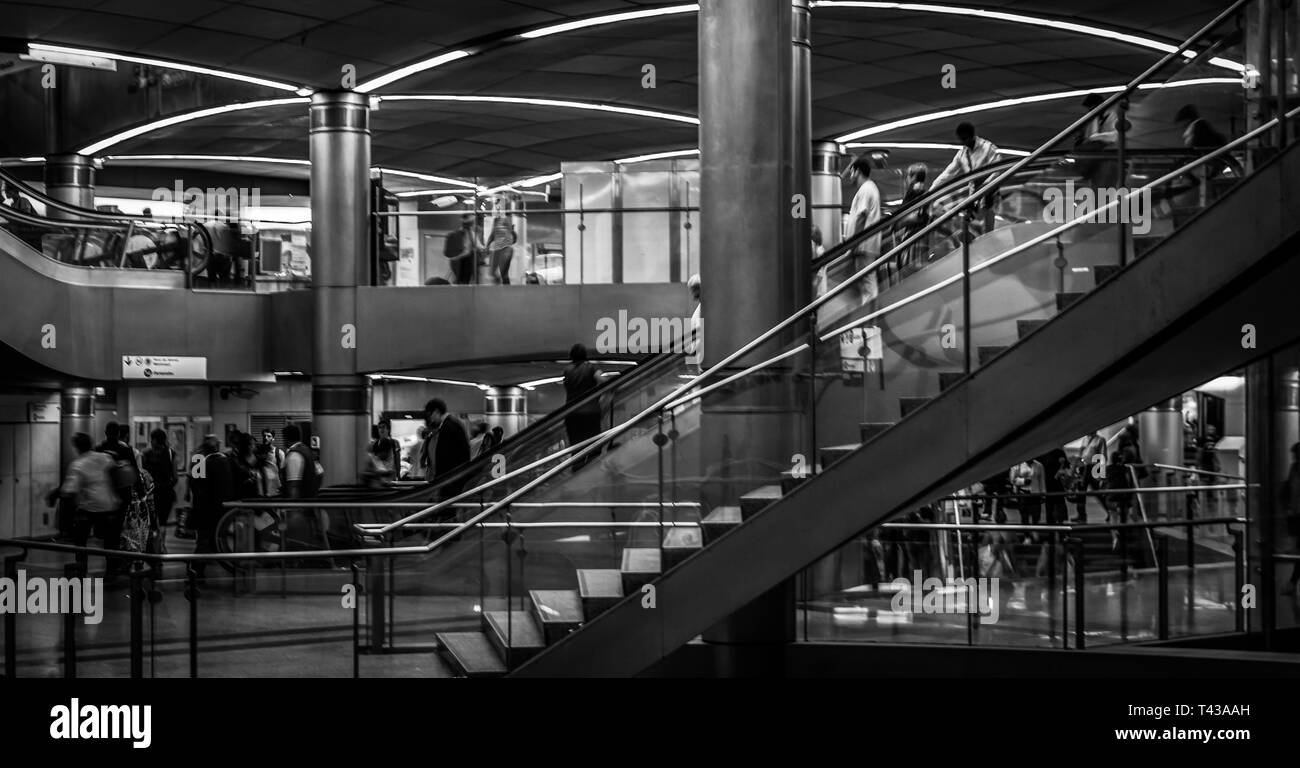 Paesaggio urbano della metropolitana parigina in ora di punta Foto Stock