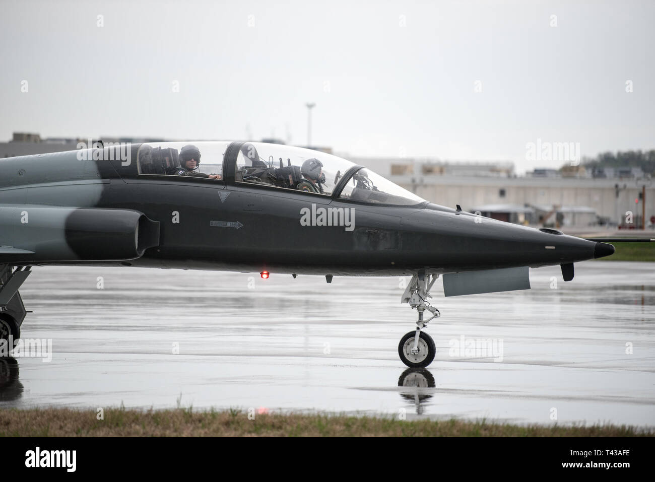 Un T-38 Taloni dall'ottantesimo Flying ala formazione a Sheppard Air Force Base in Texas, arriva al Kentucky Air National Guard Base in Louisville, KY., 12 aprile 2019, in preparazione per questo weekend di Thunder su Louisville air show. Il Kentucky Air Guard ha servito come base di operazioni per aeromobili militari che compaiono in caso per il passato 29 anni. (U.S. Air National Guard foto di Phil Speck) Foto Stock