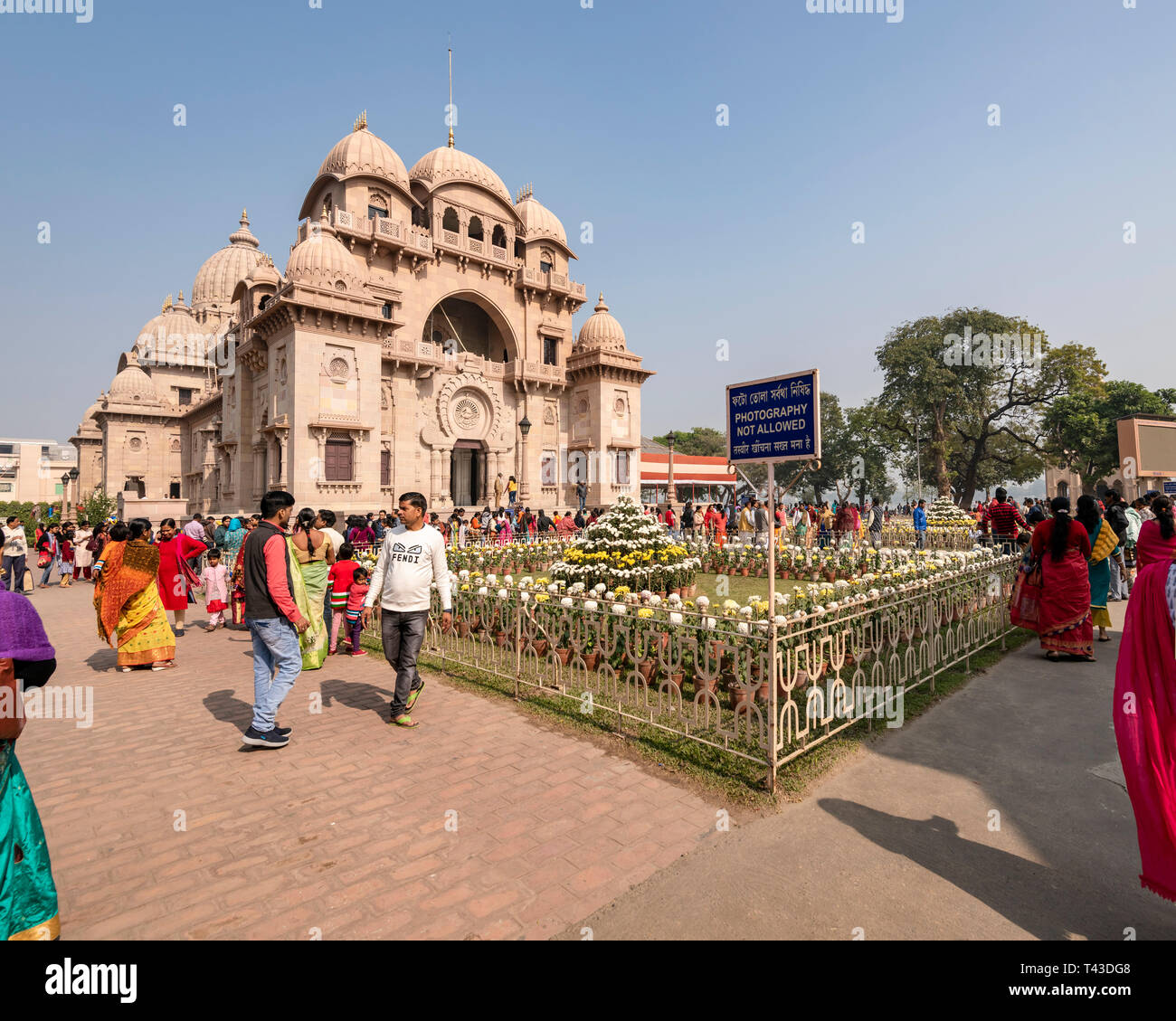 Orizzontale vista esterna del Sri Ramakrishna tempio in Kolkata aka Calcutta, India. Foto Stock