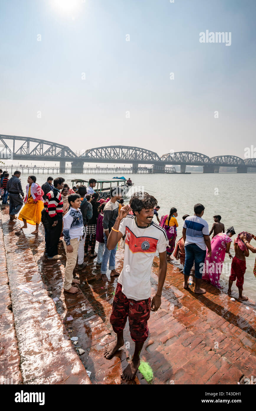 Vista verticale di persone a Kalighat sulle rive del Fiume Hooghly in Kolkata aka Calcutta, India. Foto Stock