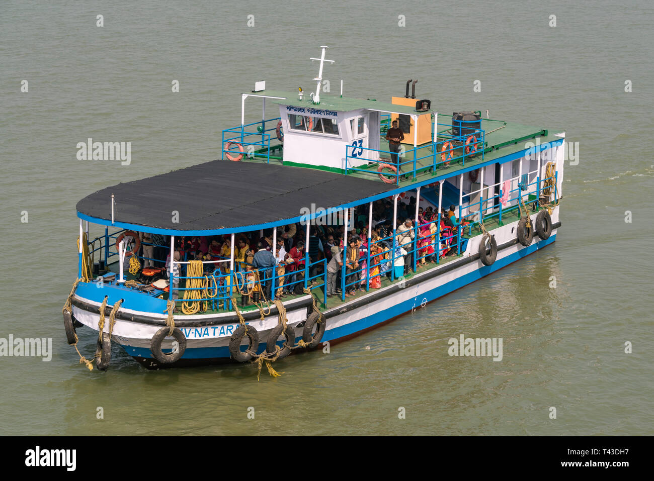 Antenna orizzontale vista di un traghetto in Kolkata aka Calcutta, India. Foto Stock