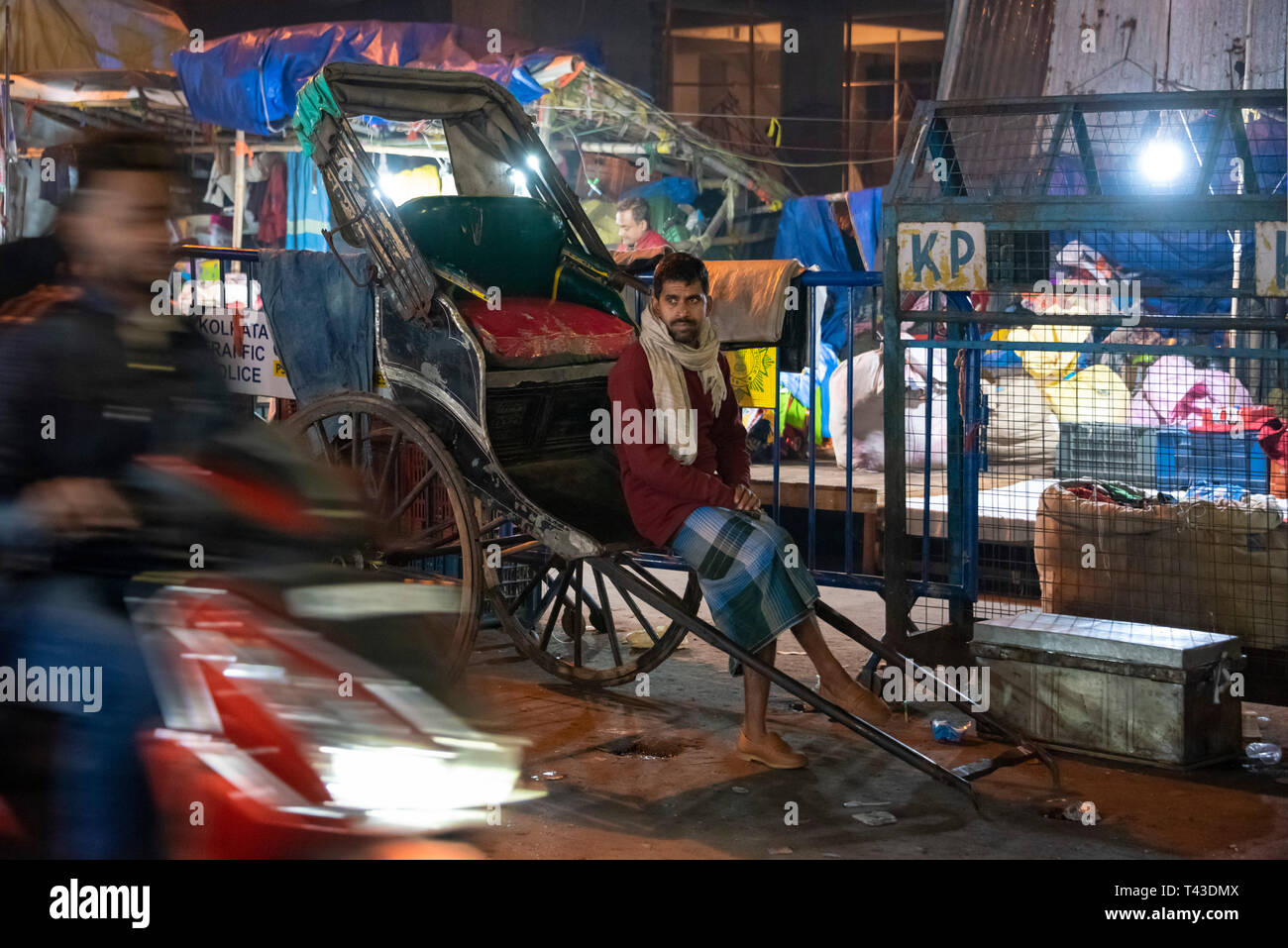 Ritratto orizzontale tirato un rickshaw proprietario in attesa per il business in Kolkata aka Calcutta, India. Foto Stock