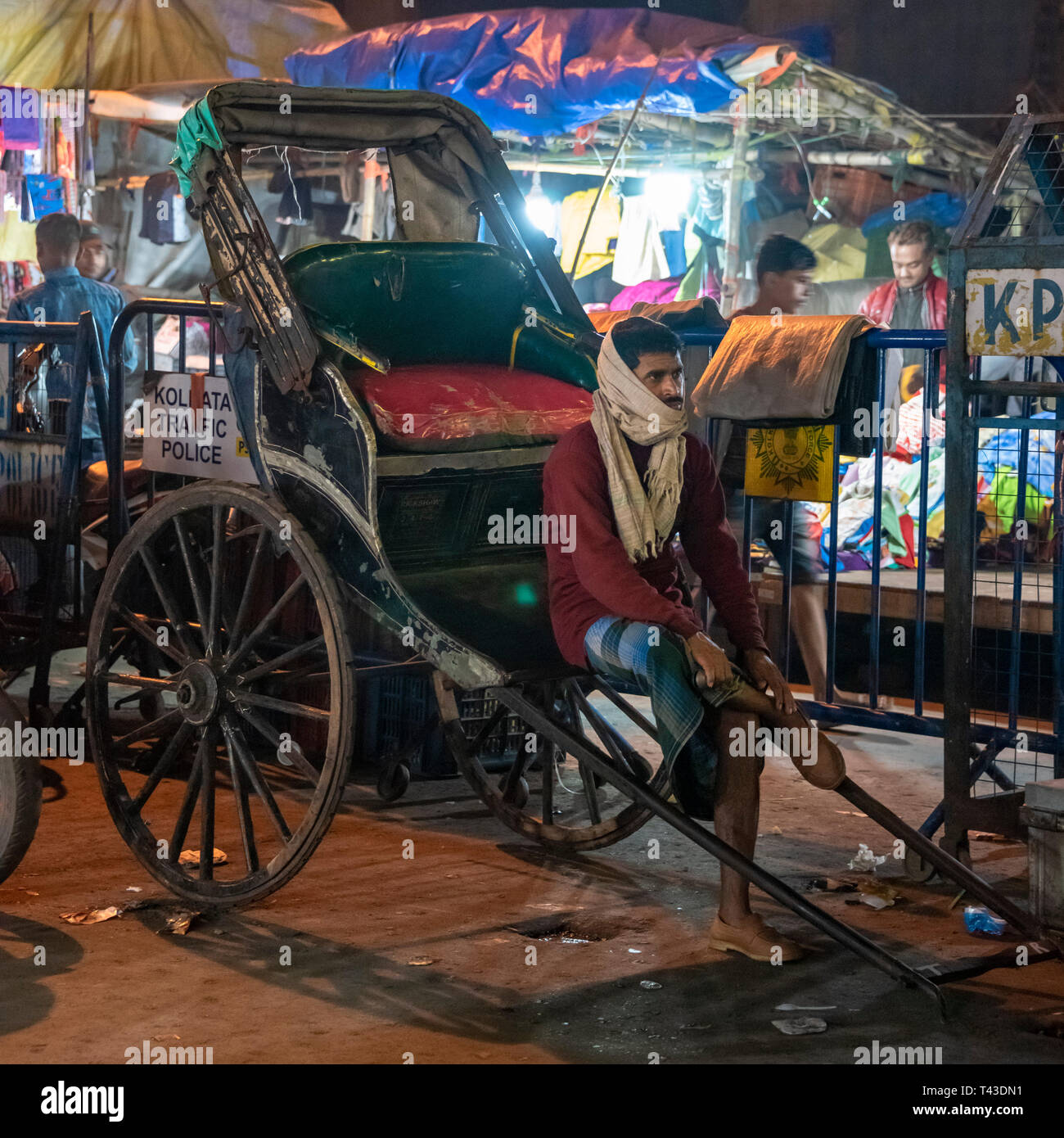 Ritratto quadrato tirato un rickshaw proprietario in attesa per il business in Kolkata aka Calcutta, India. Foto Stock
