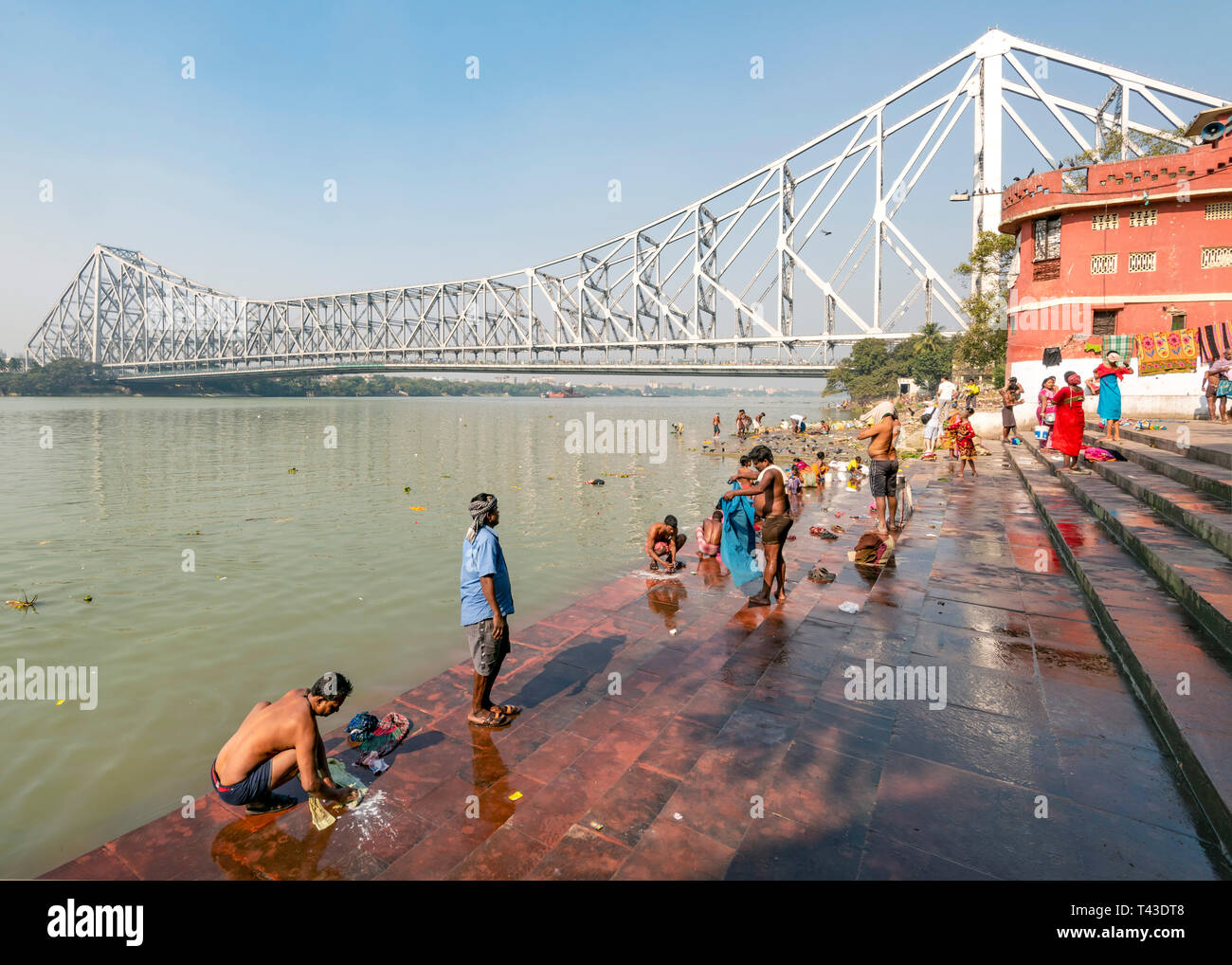 Vista orizzontale di persone il lavaggio ad un ghat nel Fiume Hooghly in Kolkata aka Calcutta, India. Foto Stock