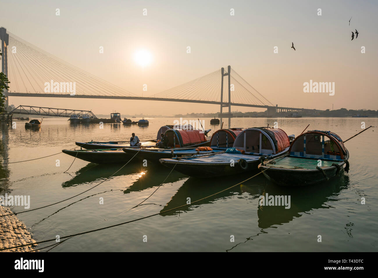Vista orizzontale di piccole imbarcazioni ormeggiate sul Fiume Hooghly in Kolkata aka Calcutta, India. Foto Stock