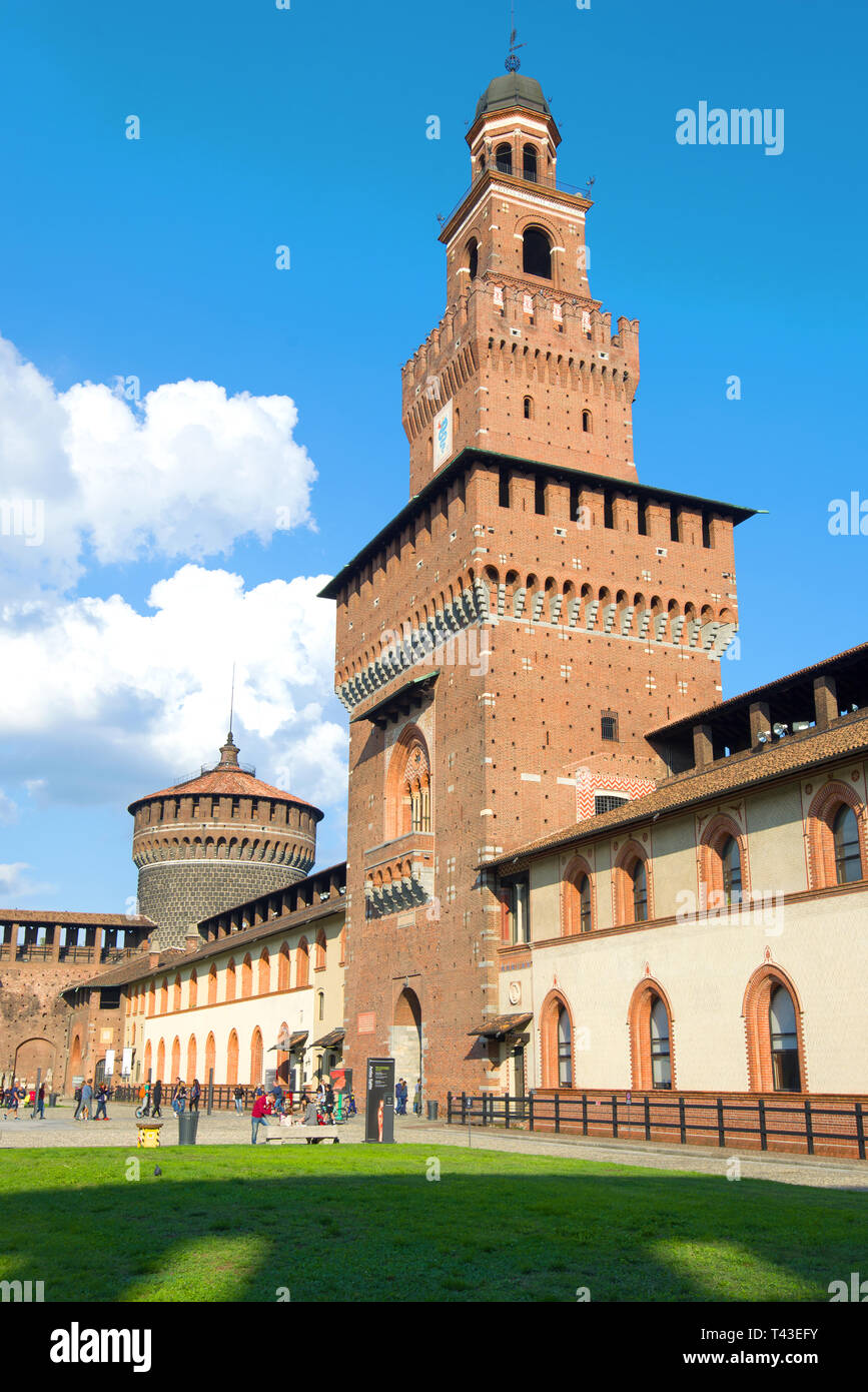 Milano, Italia - 17 settembre 2017: torri del Castello Sforzesco in una giornata di sole Foto Stock