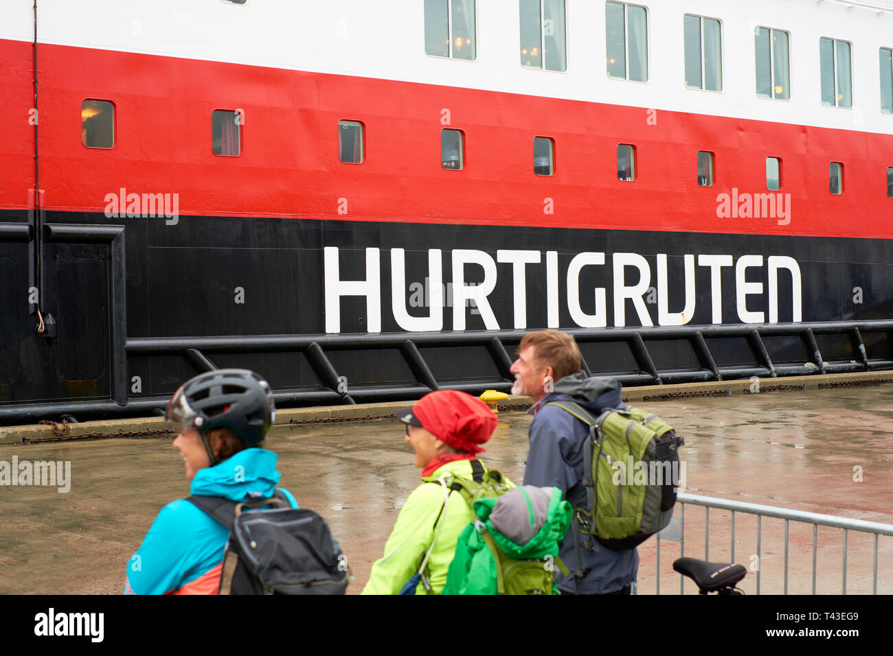 I passeggeri in attesa di bordo del norvegese Hurtigruten cruise ferry e cargo società operante bordate in Norvegia occidentale e la costa nord Foto Stock