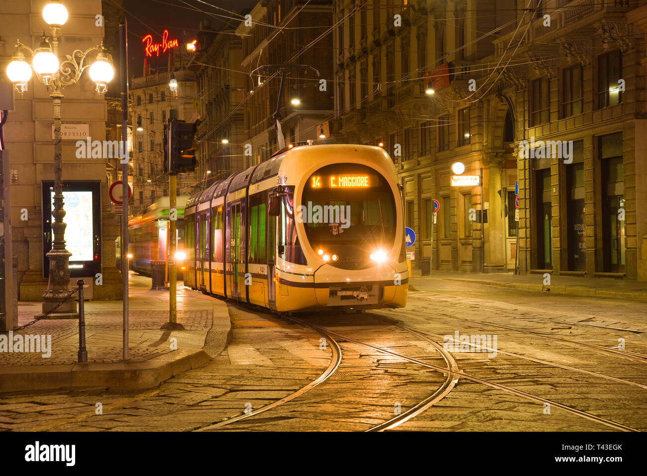 Milano, Italia - 28 settembre 2017: moderno tram sulla strada notte della città vecchia Foto Stock