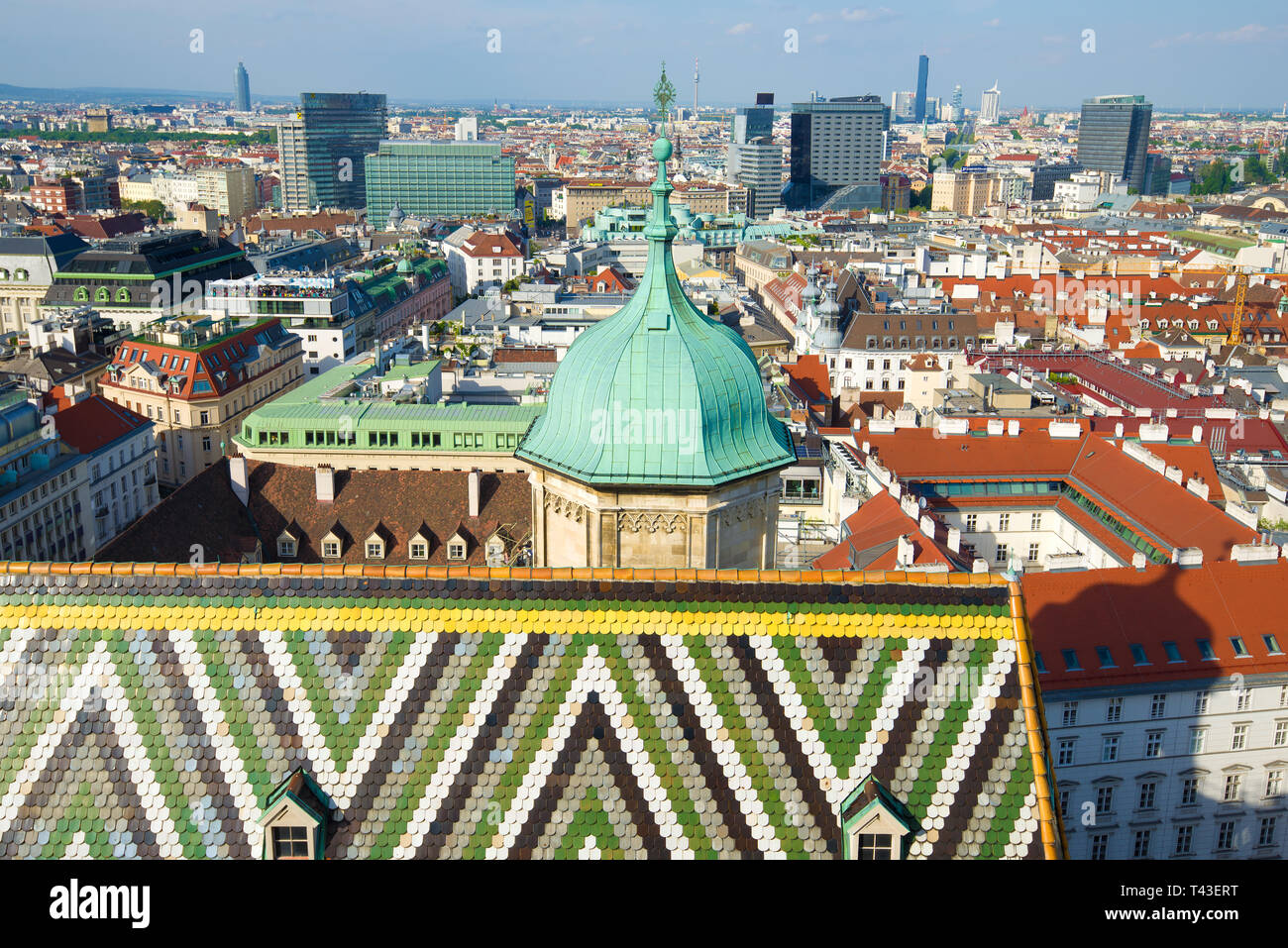 VIENNA, Austria - 28 Aprile 2018: giornata di sole sui tetti della moderna Vienna Foto Stock