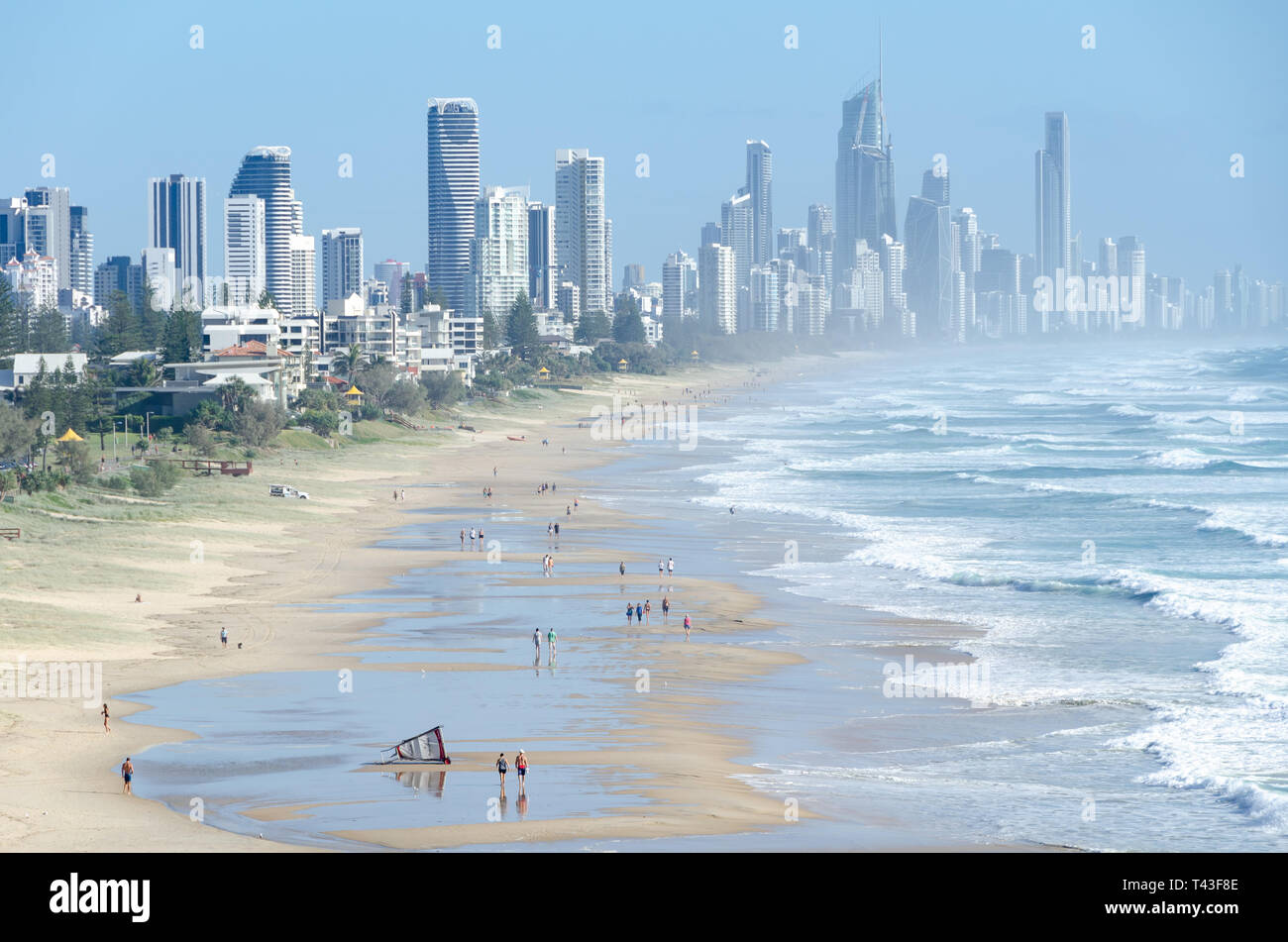 Spiaggia, surf e alti edifici di Surfers Paradise, Gold Coast, Queensland, Australia Foto Stock