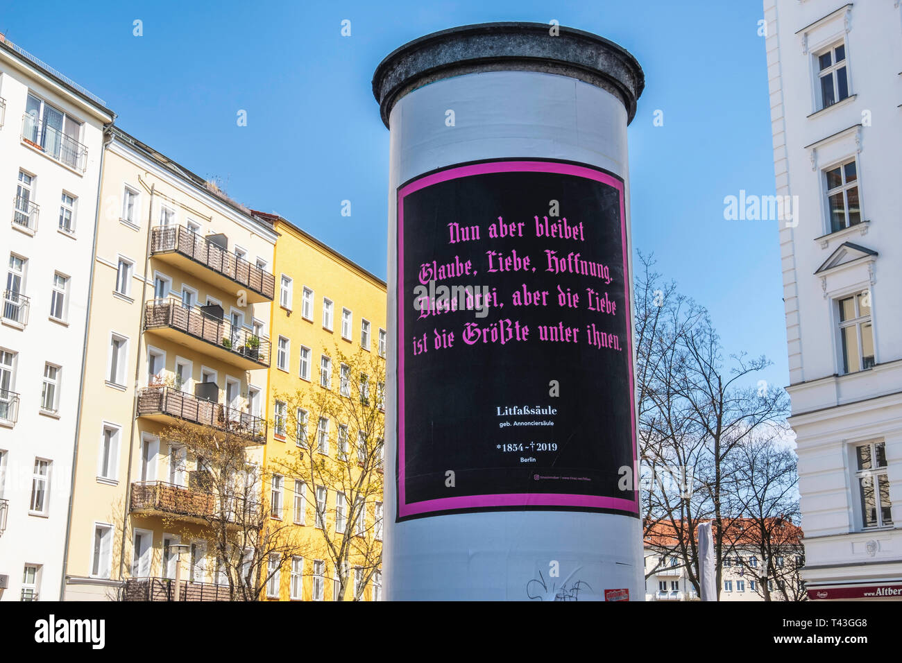 Berlino, Mitte. Litfaßsäule, colonna Litfass 1854 -2019. Pubblicità cilindrico colonne inventato dalla stampante tedesco Ernst Litfass nel 1854. Foto Stock