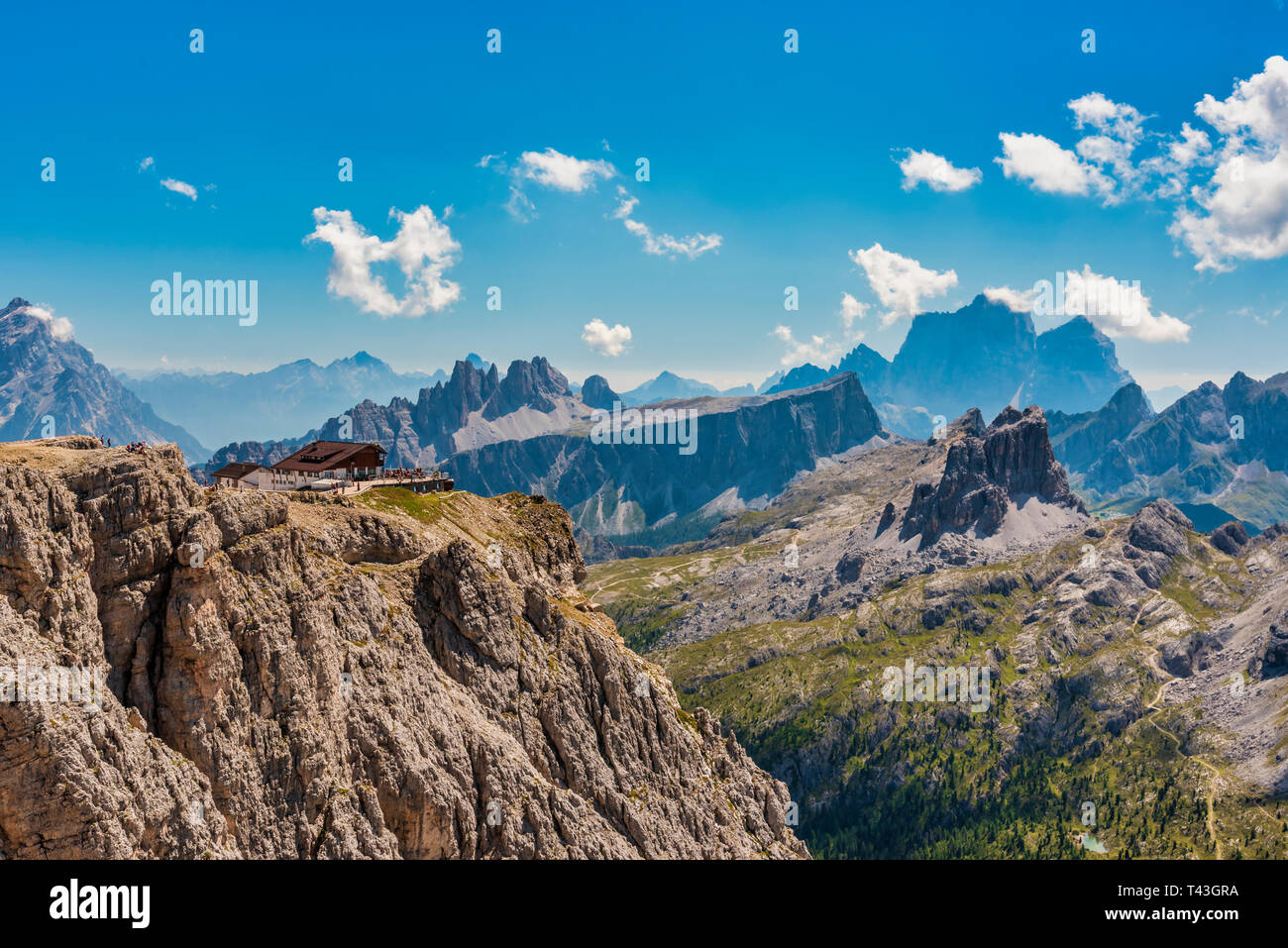 Dolomiti. Panorama sulle cime della Valle di Cortina. Lagazuoi, Tofane, Cinque Torri, Nuvolau, la Marmolada e Odle. Sogno. L'Italia. Foto Stock