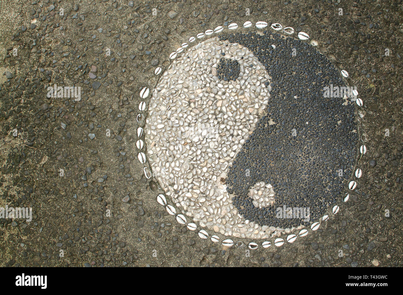 Immagine del yin-yang simbolo fatta di piccoli ciottoli di pietra si trova al di fuori di un ristorante in Ubud, Bali Foto Stock