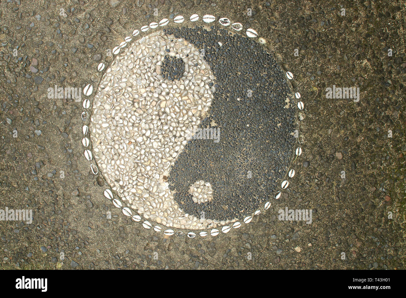 Immagine del yin-yang simbolo fatta di piccoli ciottoli di pietra si trova al di fuori di un ristorante in Ubud, Bali Foto Stock