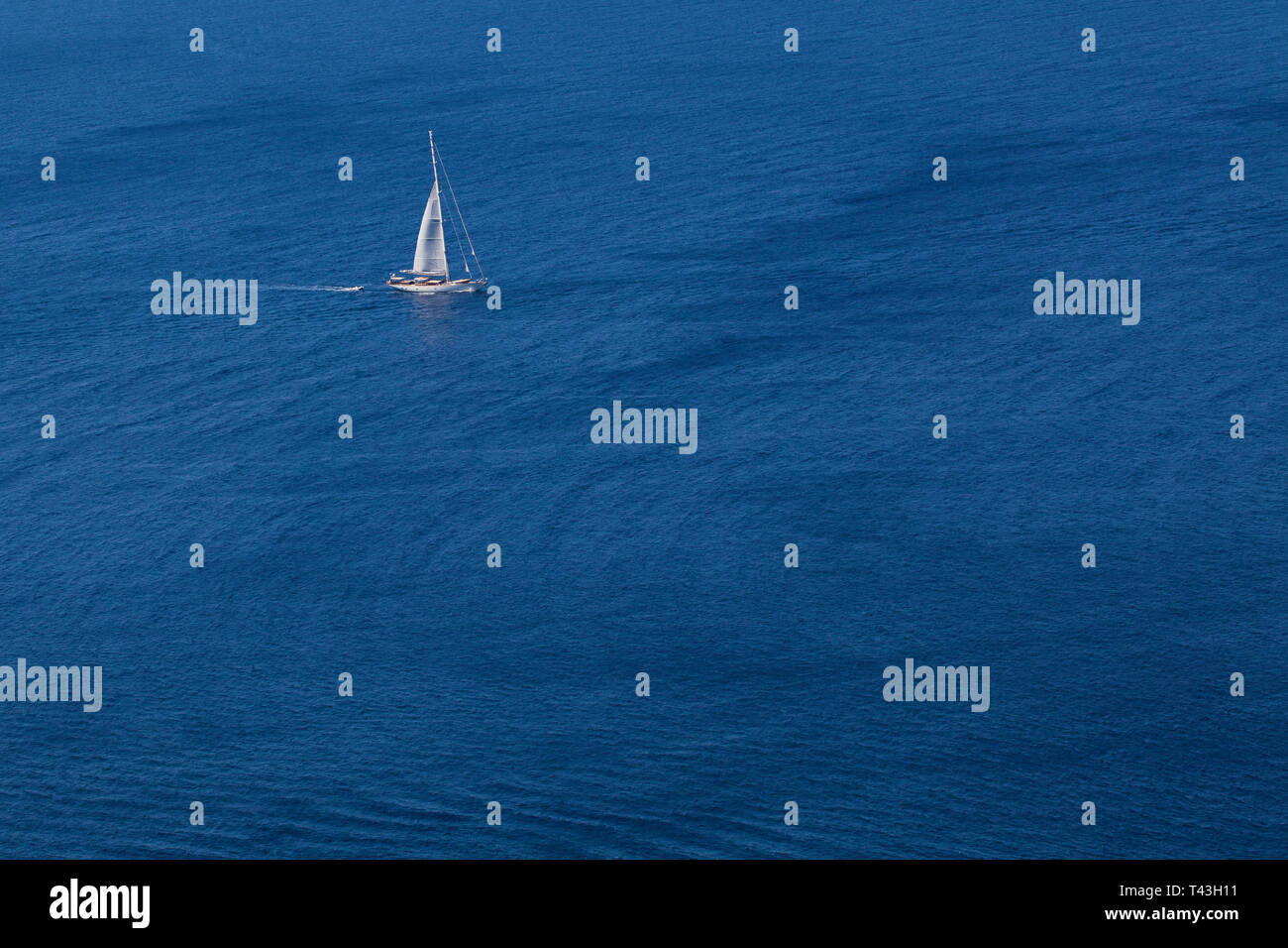 Yacht bianco sul blu del mare sullo sfondo Foto Stock