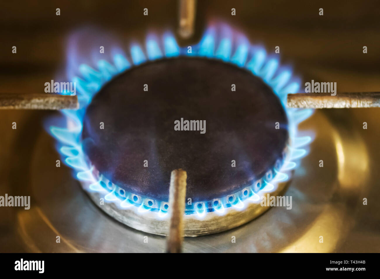 La masterizzazione di gas sulla vecchia cucina fornello a gas Foto Stock