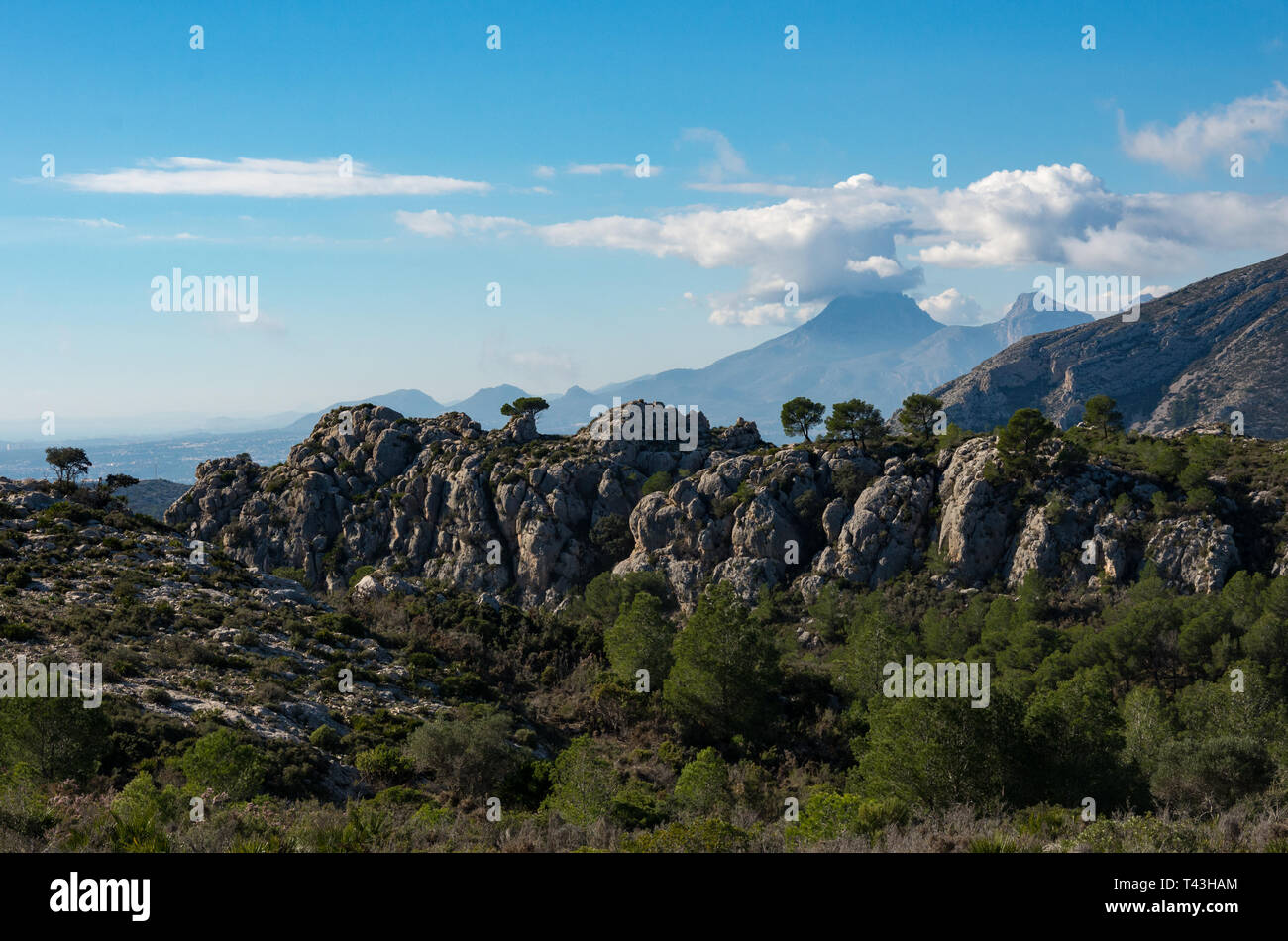Scogliere sulla catena montuosa Serra d'Oltà nei pressi di Calp, Spagna Foto Stock