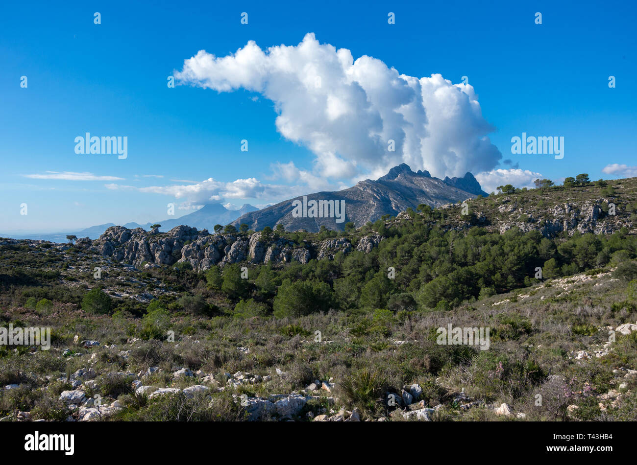 Serra de Bèrnia ho Ferrer mountain range modulo visualizza Serra d'Oltà. Calp, Spagna Foto Stock