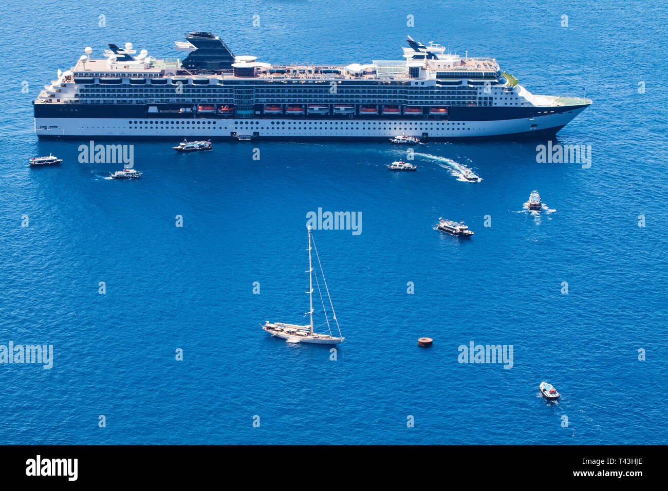 Lussuosa nave da crociera sul mare blu acqua Foto Stock