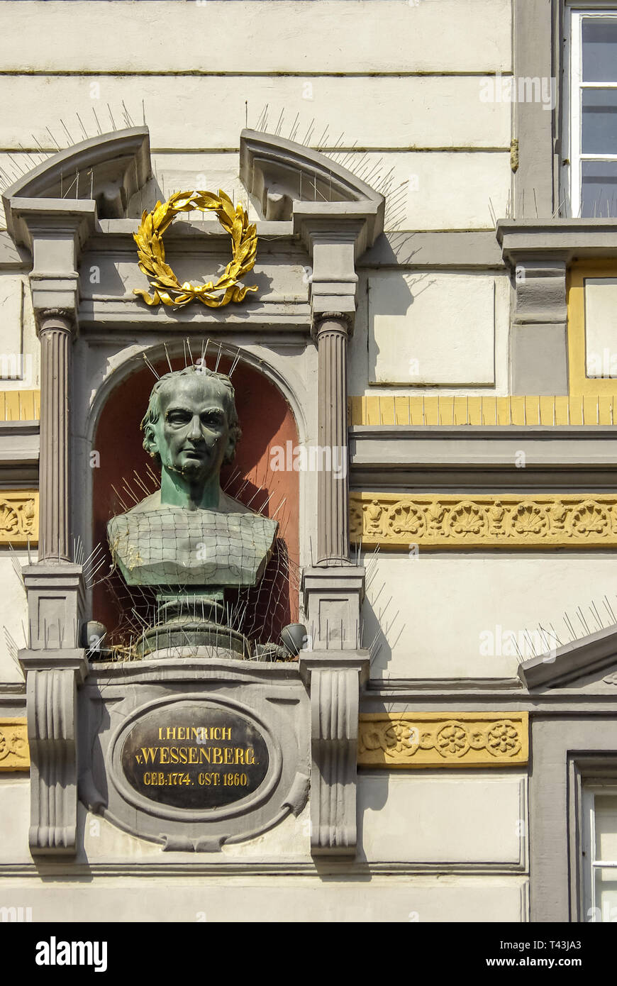 Busto di Ignaz Heinrich von Wessenberg da Hans Baur in una nicchia del Wessenberg House di Konstanz presso il lago di Costanza, Baden-Württemberg, Germania. Foto Stock