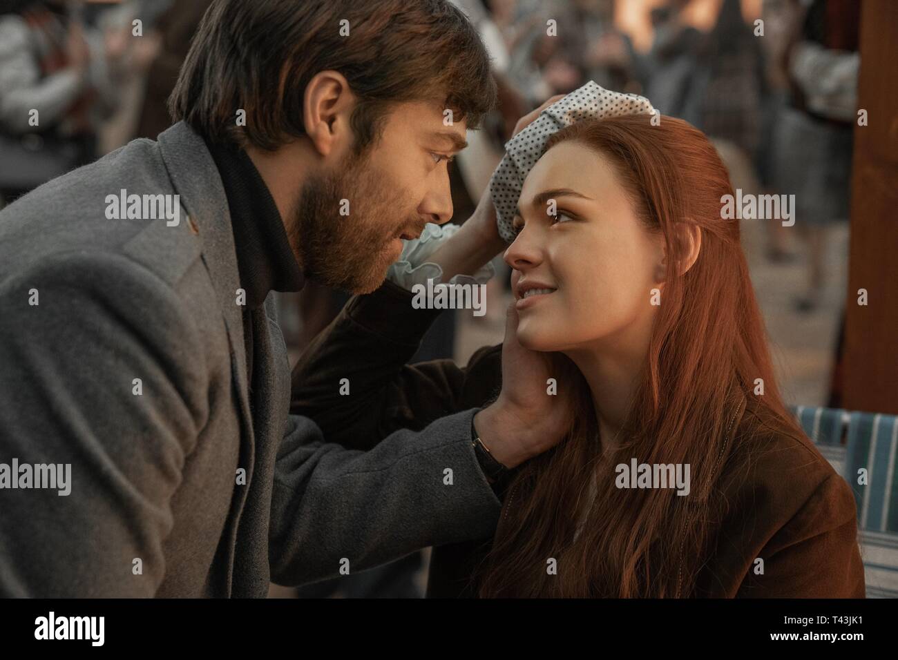 RICHARD RANKIN e SOPHIE SKELTON in OUTLANDER (2014). Temporada 4. Credito: STARZ / Album Foto Stock