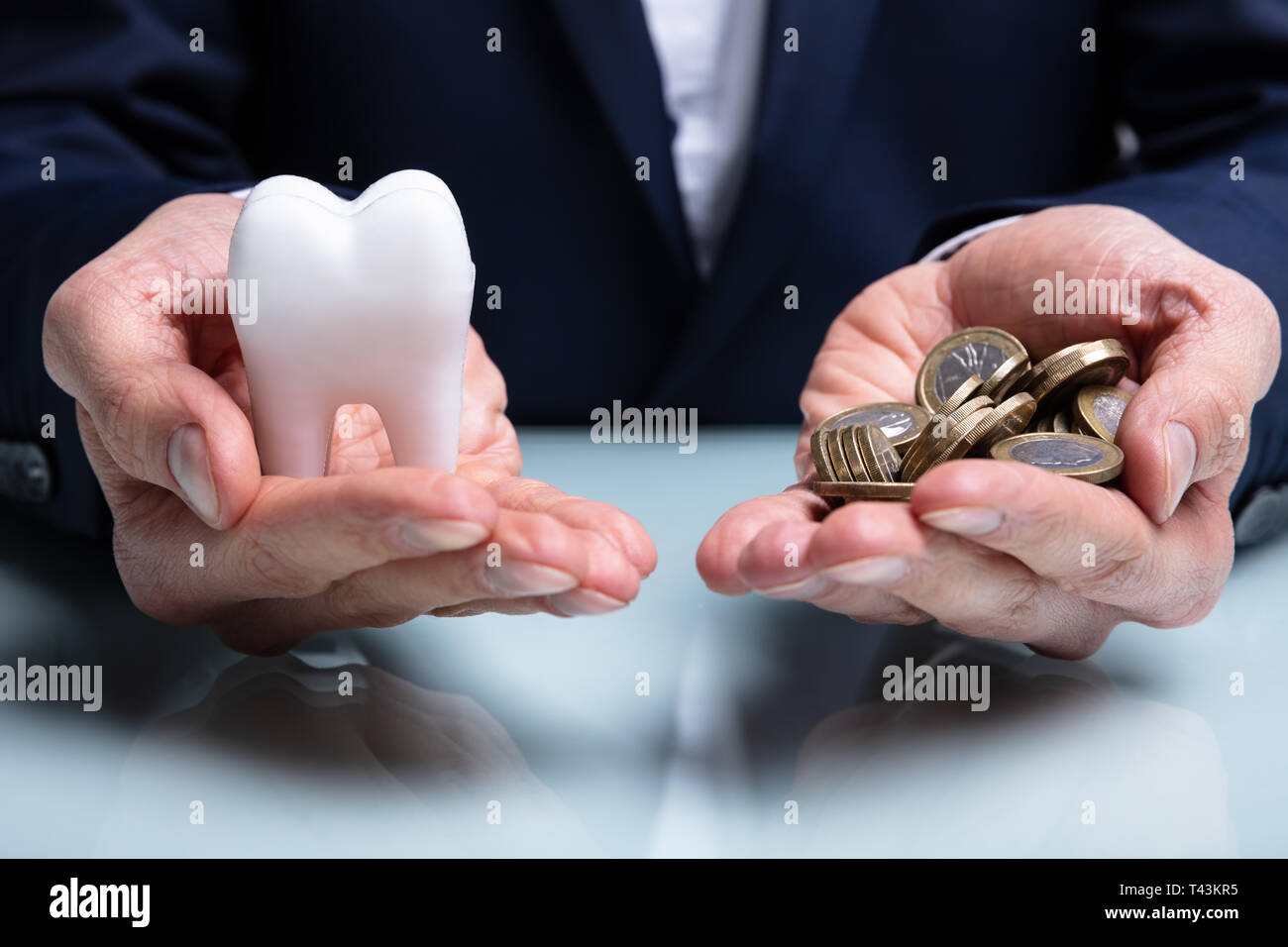 Close-up del giovane toccando il suo collo per eliminare la pressione del sangue alta Foto Stock