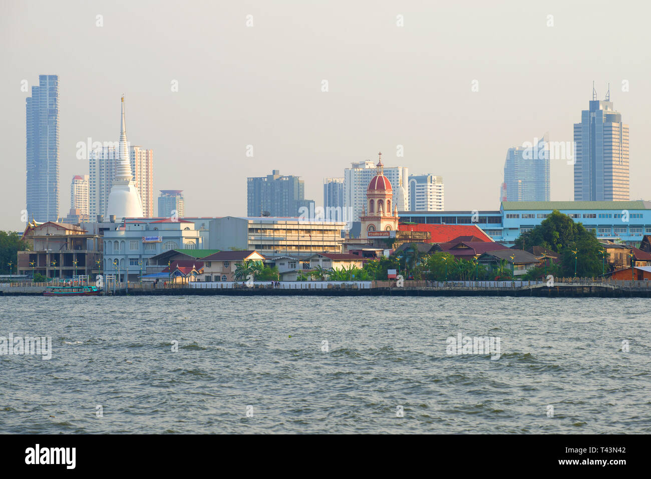 BANGKOK, Tailandia - 27 dicembre 2018: la Chiesa della Santa Croce nella città paesaggio serale Foto Stock