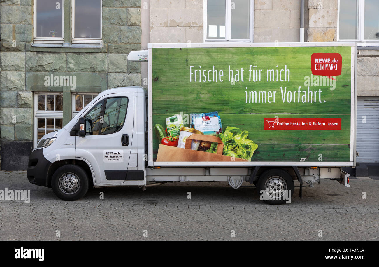 REWE Servizio di consegna, consegna carrello della catena alimentare REWE, porta il cibo a casa del cliente, Foto Stock