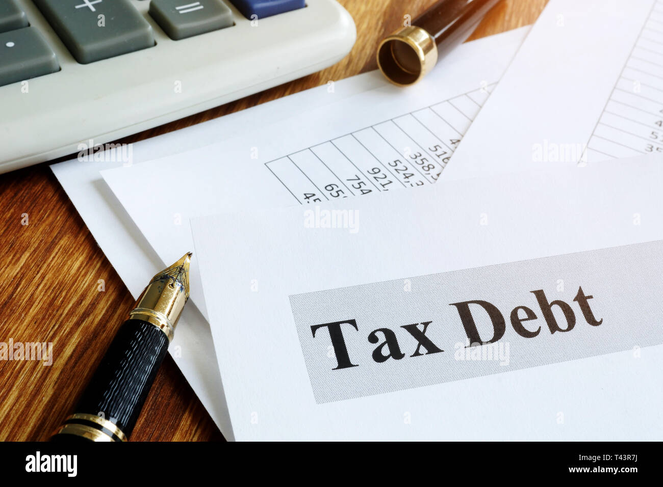 Documenti sul debito fiscale su un tavolo. Foto Stock