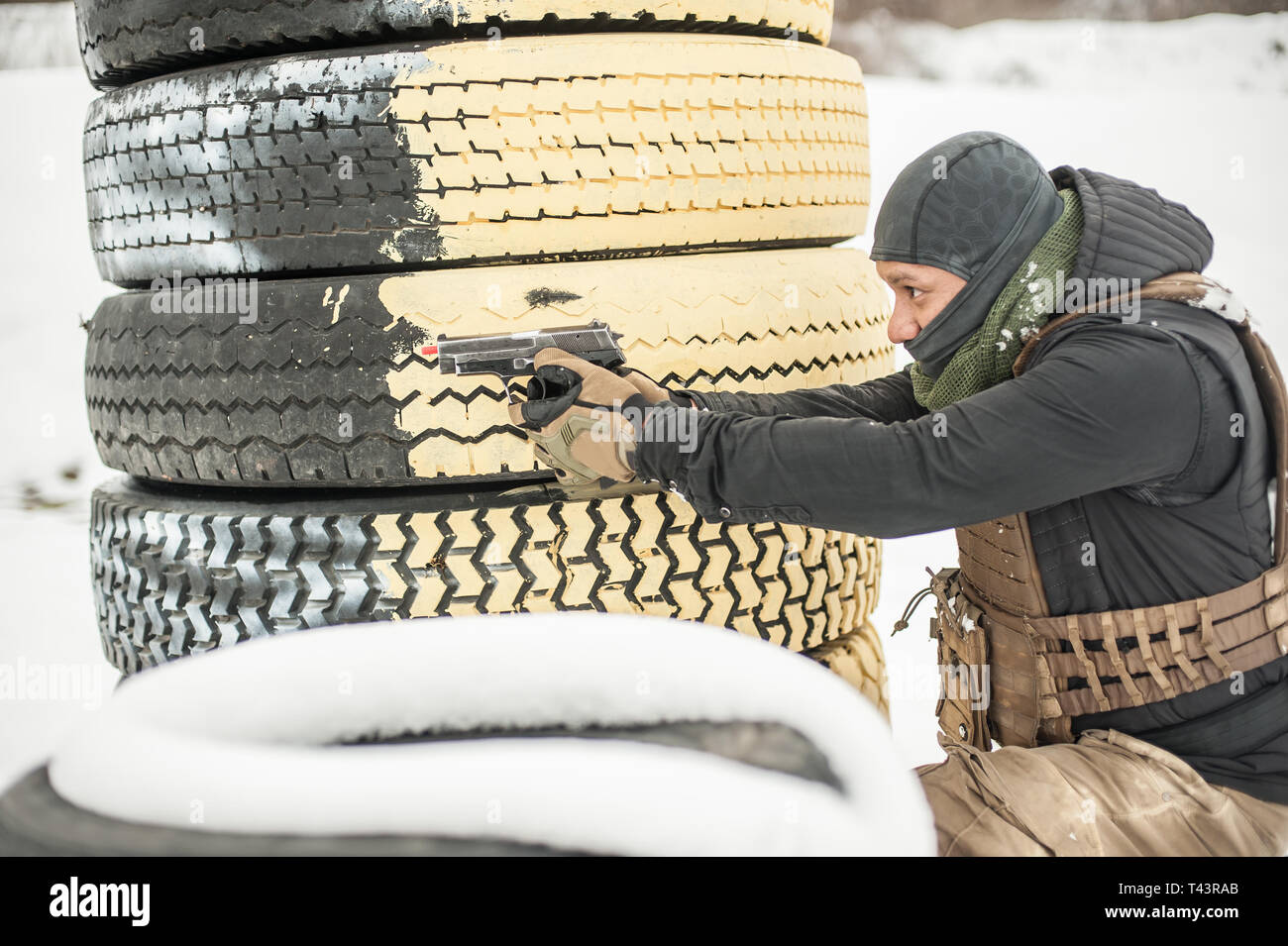 Pistola di combattimento addestramento al tiro da dietro e intorno al coperchio o barricade. Advanced combattimenti tattici corsi di tiro sul poligono di tiro Foto Stock