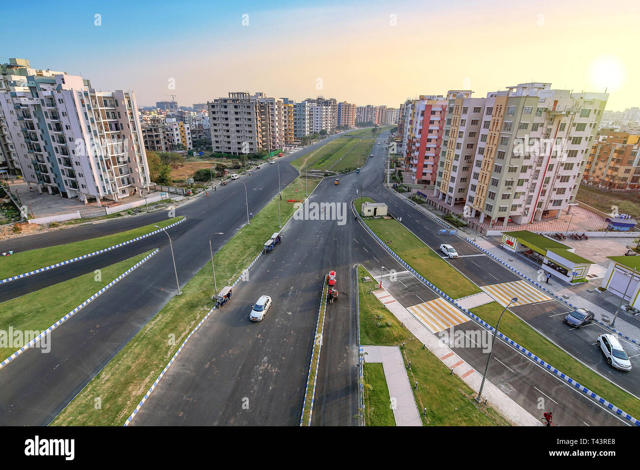 Città edificio residenziale di appartamenti con strade di città in vista aerea al tramonto. Fotografia scattata a Newtown Rajarhat area di Calcutta, in India Foto Stock