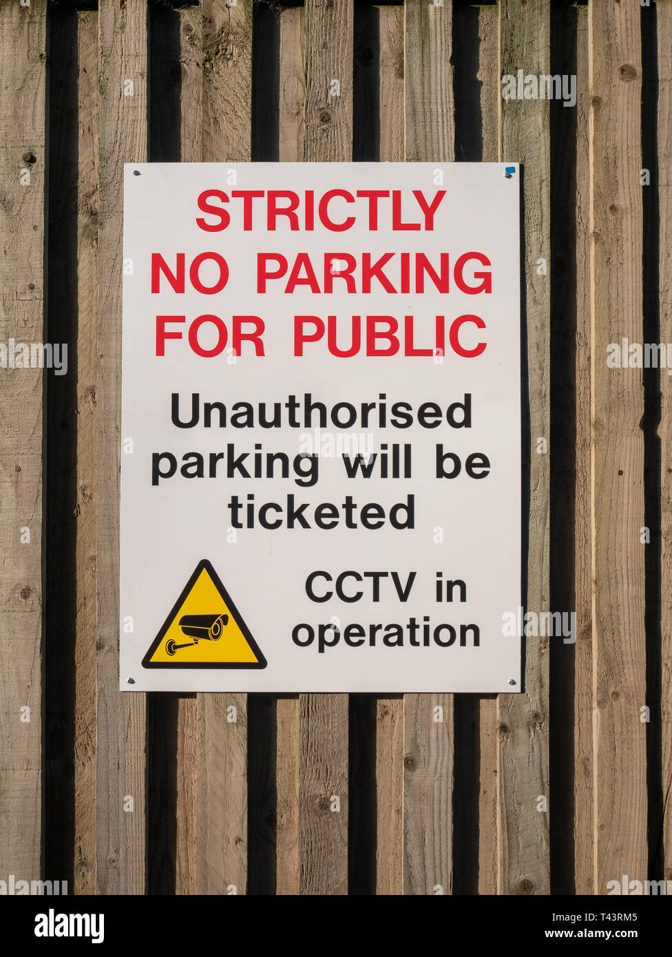 Segno di avvertimento i biglietti per il parcheggio nel controllo TVCC parcheggio privato, London, Regno Unito Foto Stock