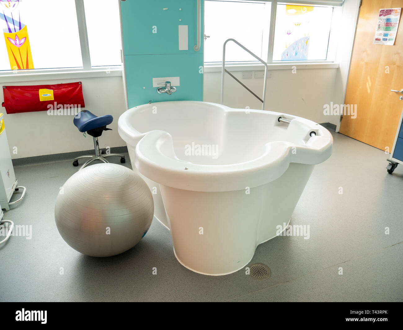 Parto in piscina nel centro del parto della University College Hospital di Londra Foto Stock