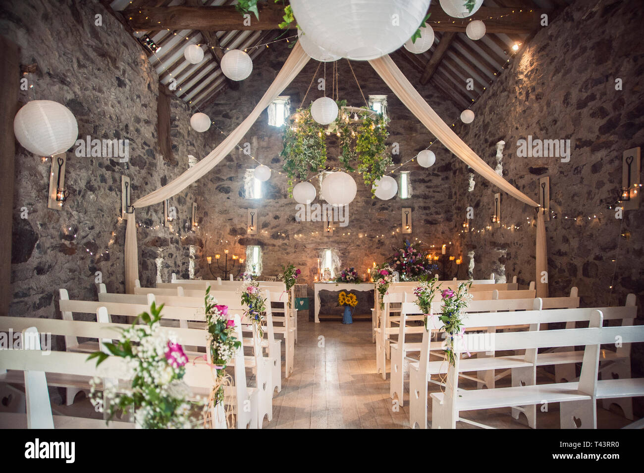 un luogo rustico vuoto per matrimoni, decorato per una cerimonia di nozze.  matrimoni ammessi coronavirus inghilterra Foto stock - Alamy