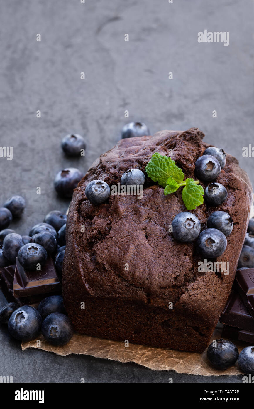 Cioccolato artigianale focaccia torta con mirtillo nero su sfondo di pietra Foto Stock