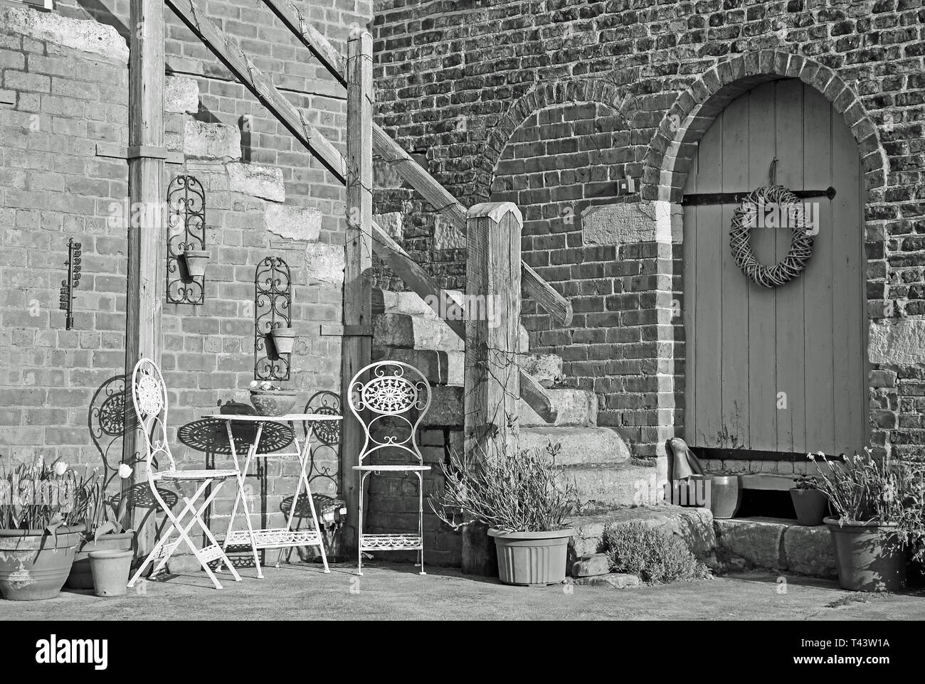 Il cortile con giardino (Mono) Foto Stock