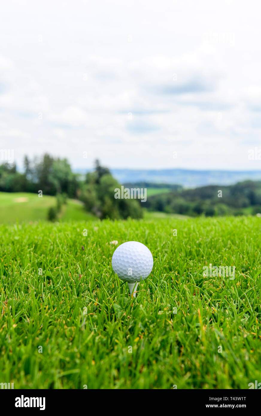 Tee off su di un campo da golf nel verde della natura Foto Stock