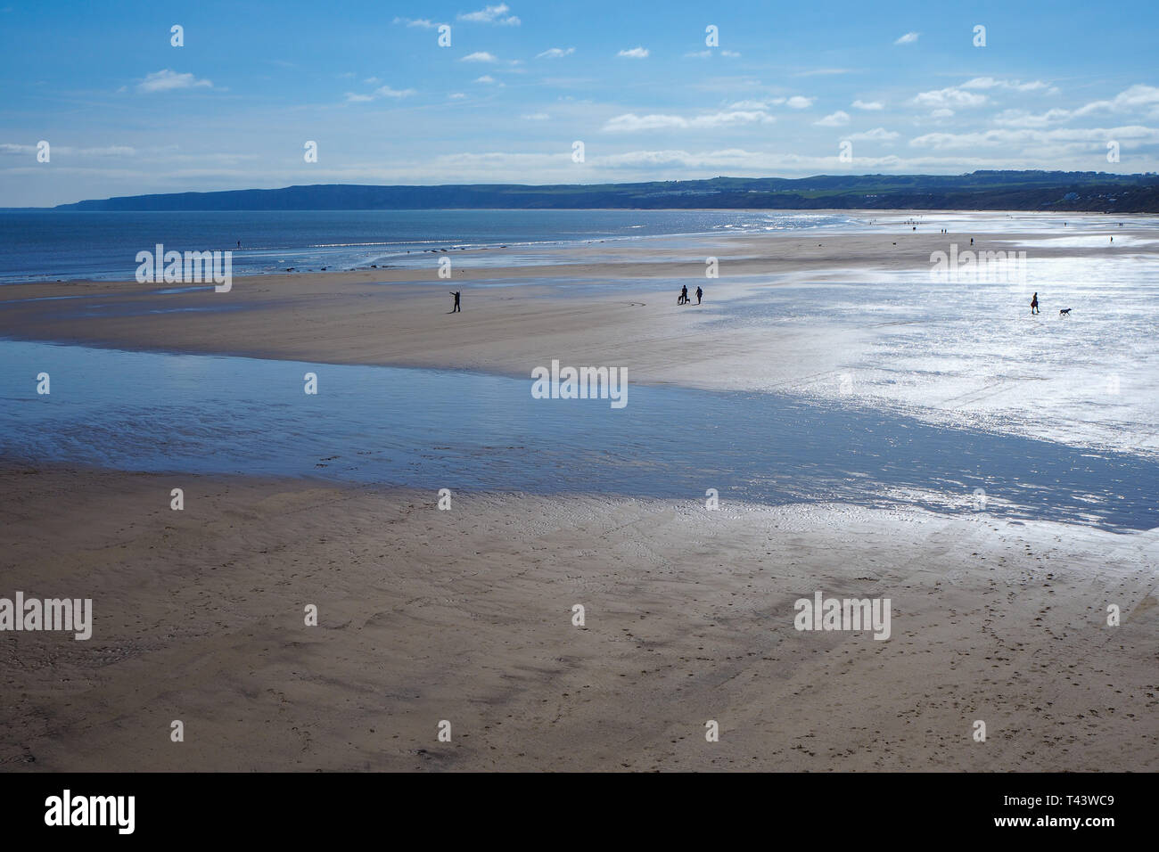 Vista sulla splendida spiaggia di sabbia a Filey, North Yorkshire, con la bassa marea Foto Stock