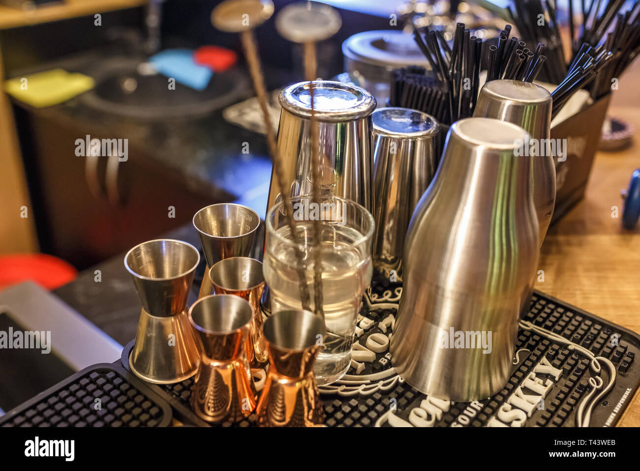 GRODNO, Bielorussia, Maggio 2018: tazze di metallo per la realizzazione di cocktail in un'elite nightclub bar Foto Stock