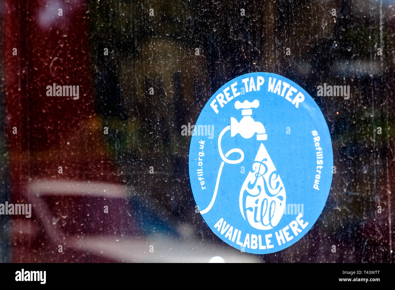 Intorno a Stroud un Gloucestershire cittadina al confine con il Costwolds. Libera acqua di rubinetto segno Foto Stock