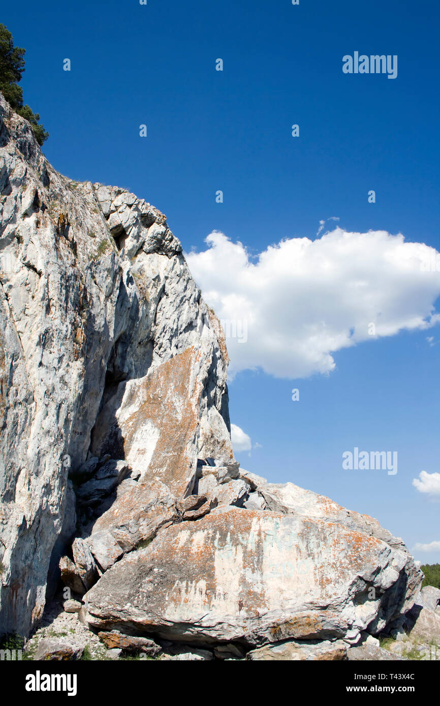 Nuvole bianche al di sopra degli Urali Mountain Foto Stock