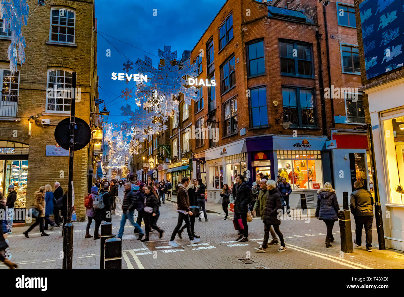 Sette Dials a Natale, affollato da acquirenti e visitatori di Natale, Londra, Regno Unito Foto Stock