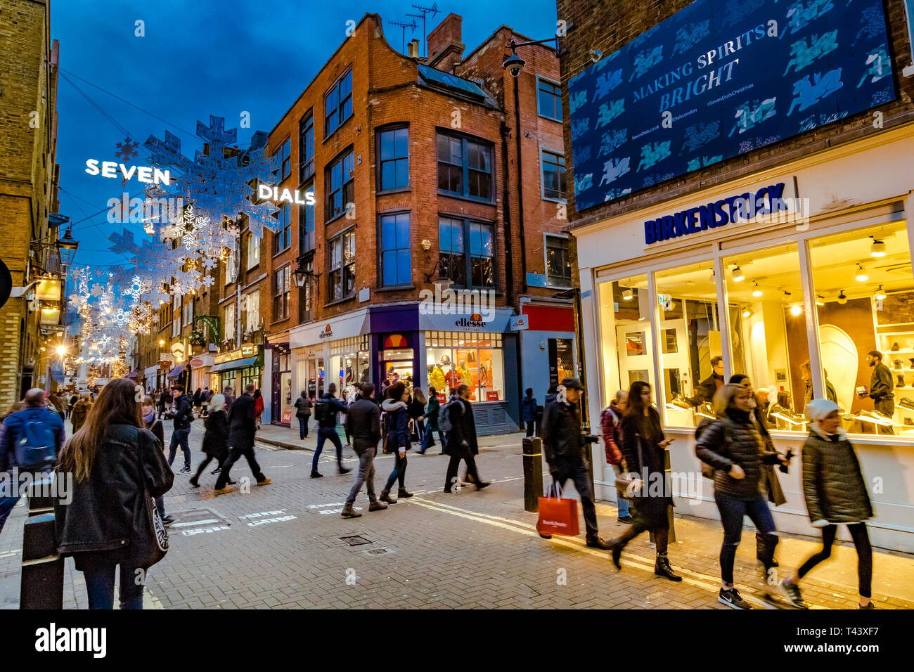 Sette Dials a Natale, affollato da acquirenti e visitatori di Natale, Londra, Regno Unito Foto Stock