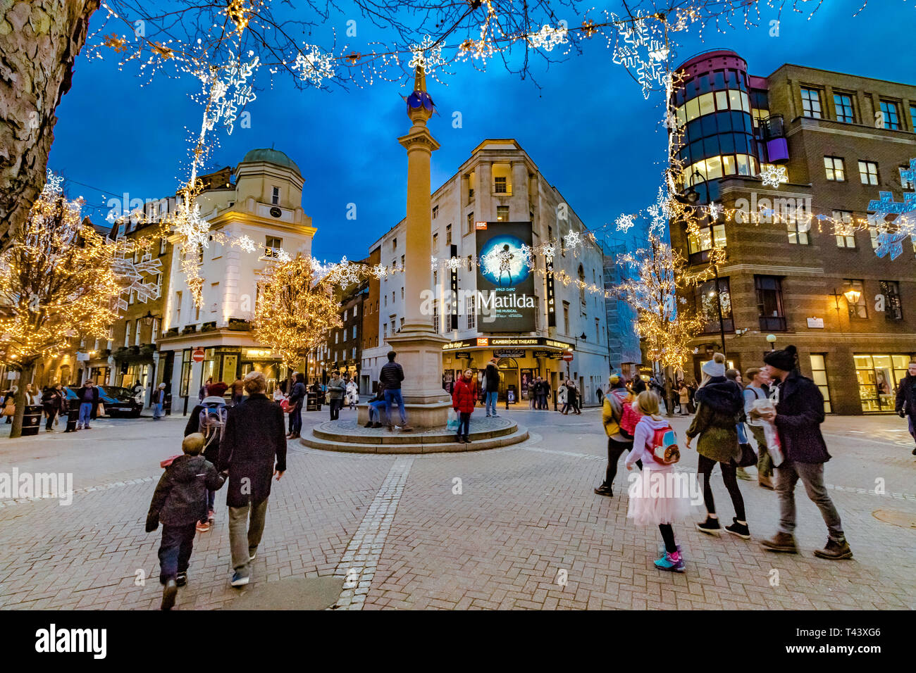 Sette Dials a Natale, affollato da acquirenti e visitatori di Natale, Londra, Regno Unito Foto Stock