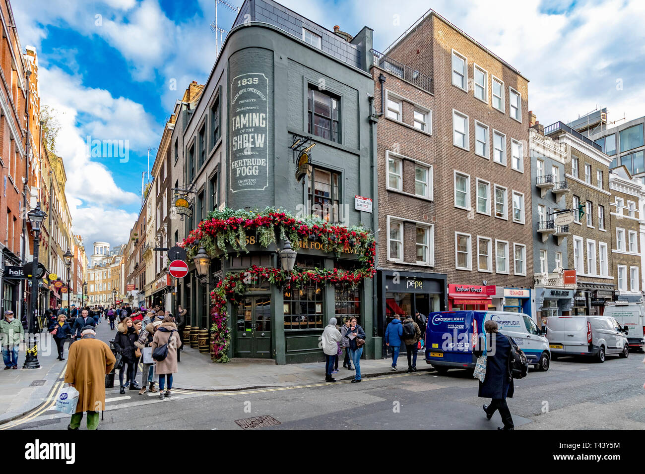 MR Fogg's Tavern una taverna in vecchio stile con pannelli in legno a tema intorno all'esploratore Phileus Fogg St Martins Lane, Londra, Regno Unito Foto Stock