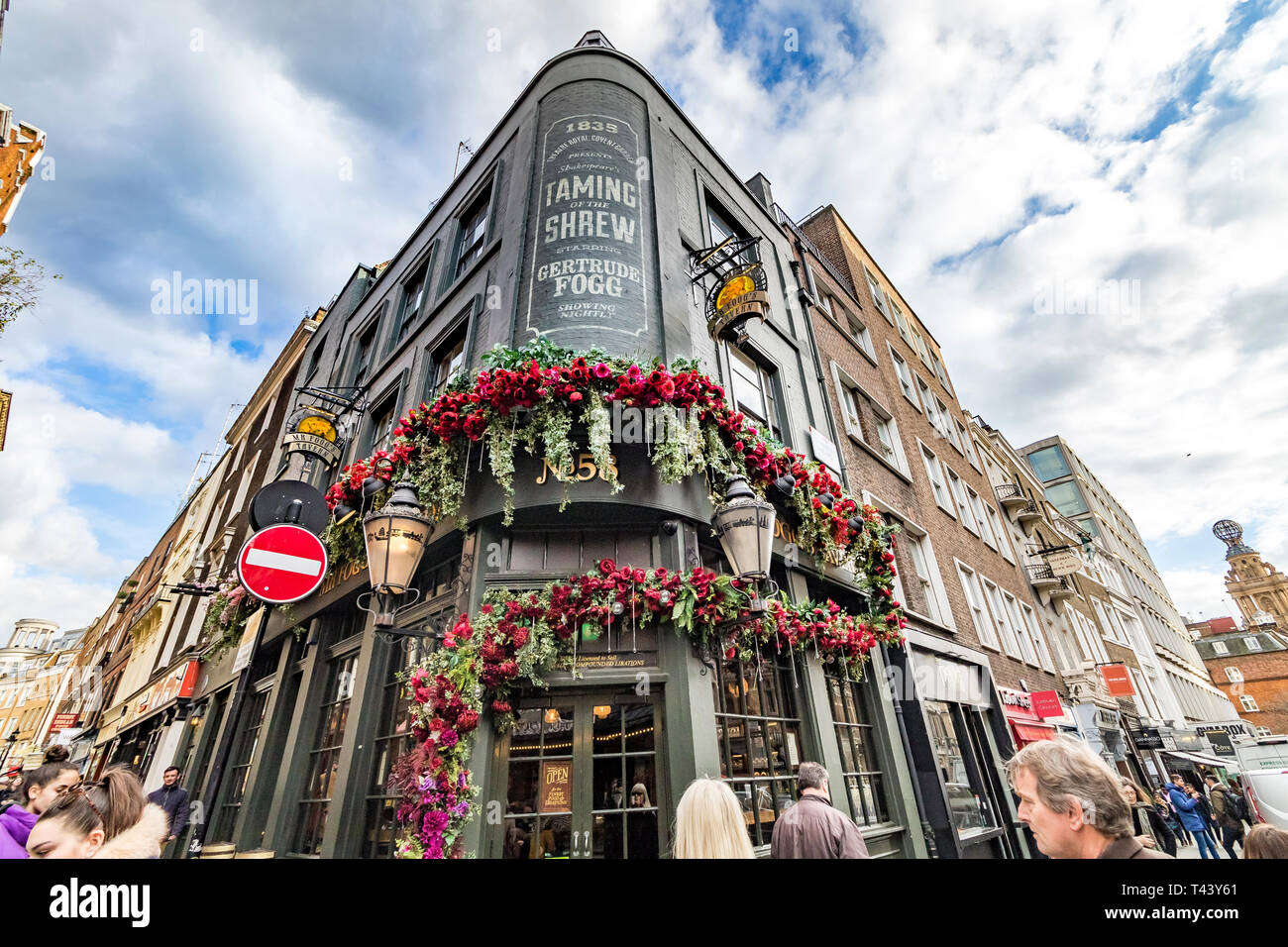 MR Fogg's Tavern una taverna in vecchio stile con pannelli in legno a tema intorno all'esploratore Phileus Fogg St Martins Lane, Londra, Regno Unito Foto Stock