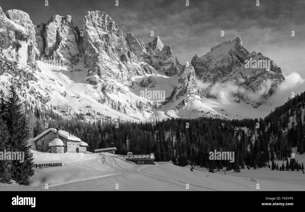 Val Venegia valle. Le Pale di San Martino gruppo di montagna. Il Trentino Dolomiti. Stagione invernale. Alpi italiane. L'Europa. Foto Stock