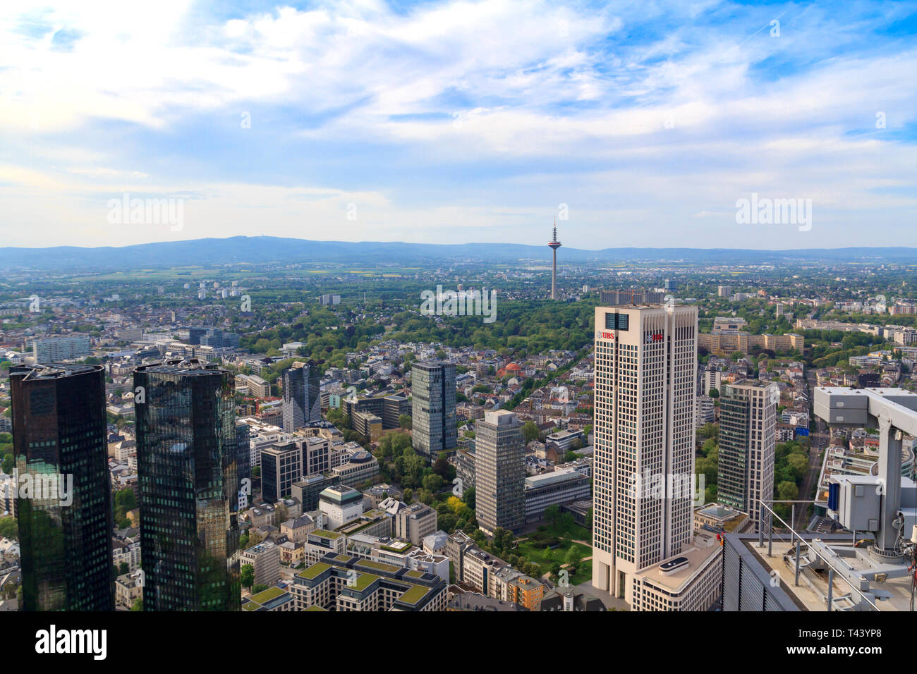 La città di Francoforte vista dalla cima della torre principale, con edifici alti e grattacieli del quartiere centrale Foto Stock