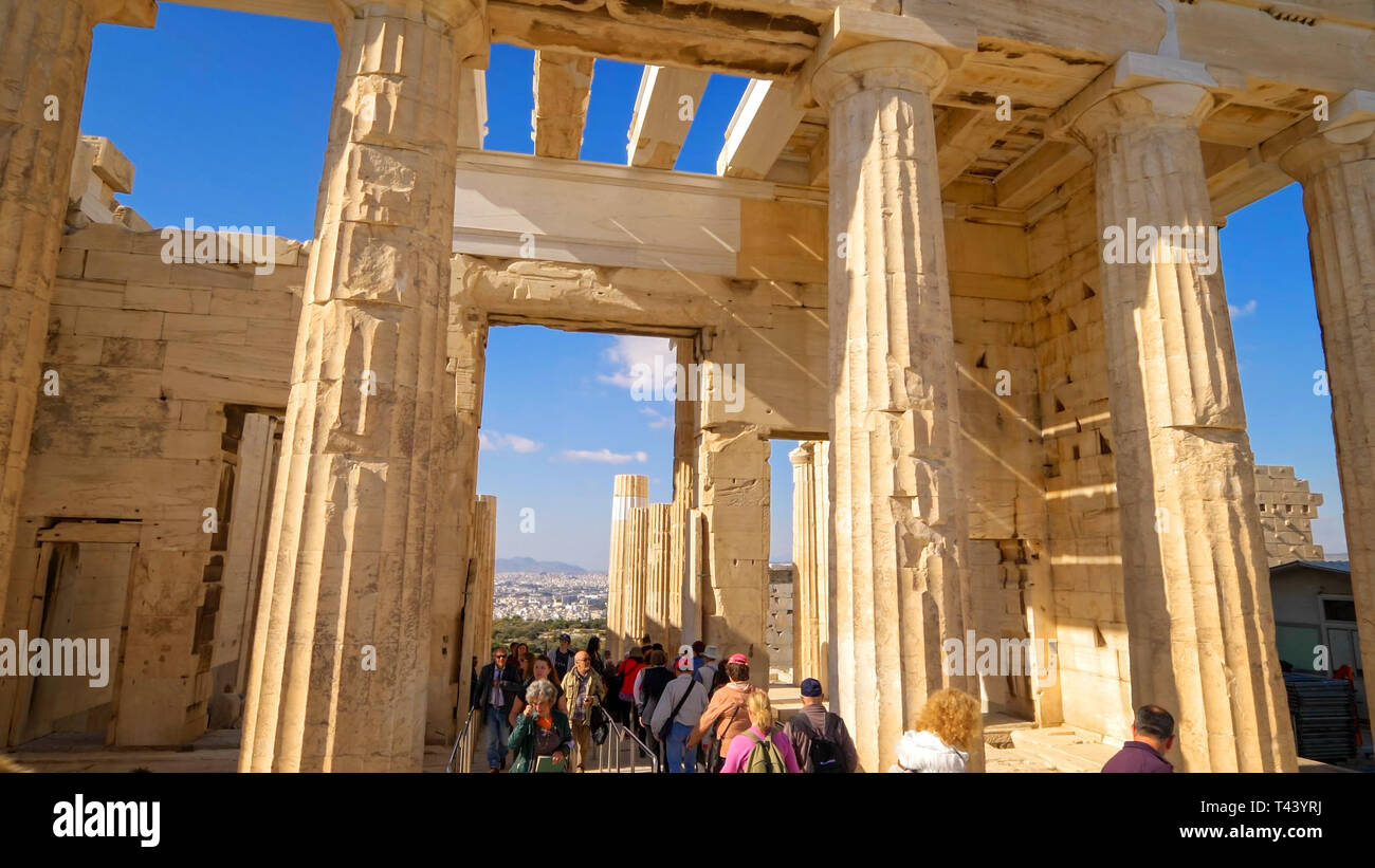 I turisti a piedi attraverso antica rovina all Acropoli di Atene, Grecia Foto Stock